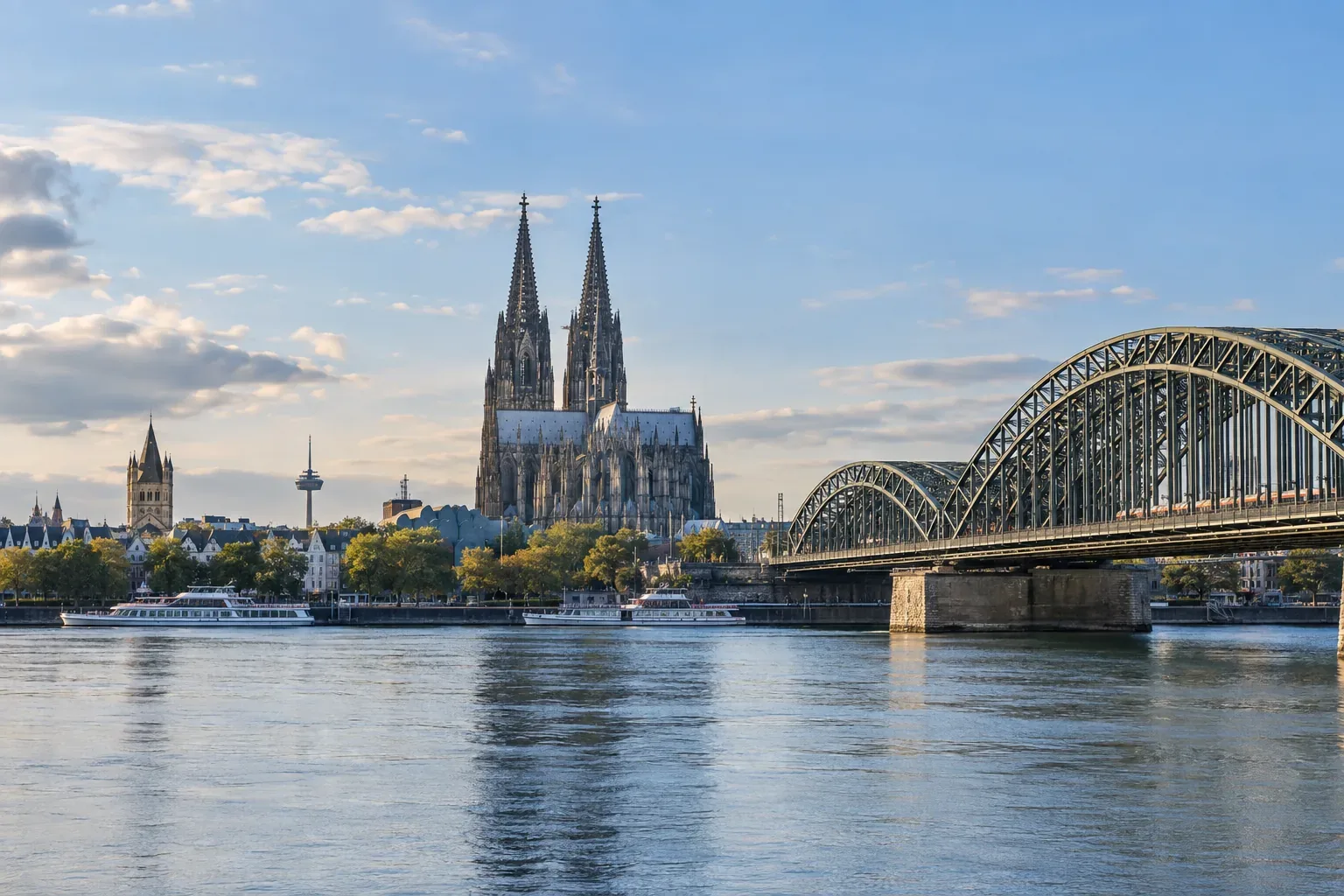 Ren Nehri kıyısında Köln Katedrali ve Hohenzollern Köprüsü; temsili görsel